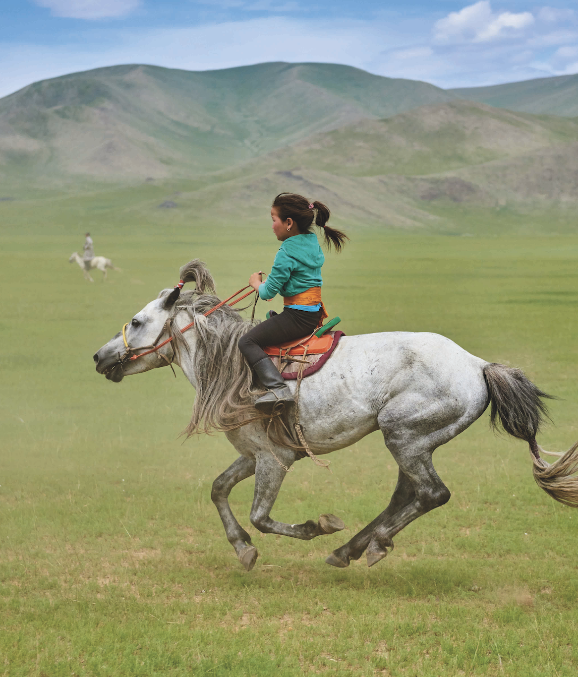 criança mongol no deserto de gobi