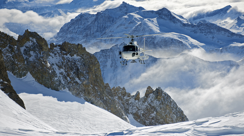 Heliskiing: helicóptero pousado na montanha 
