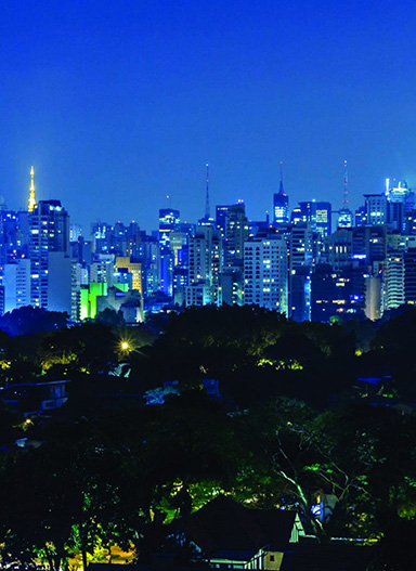 LGBTQIA+ São Paulo: foto noturna com vista para a Avenida Paulista