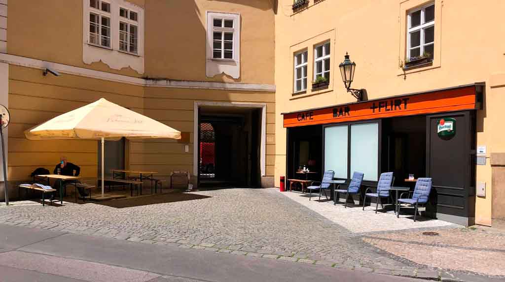 Fachada do Café Flirt, um dos cafés da cena LGBTQIA + de Praga