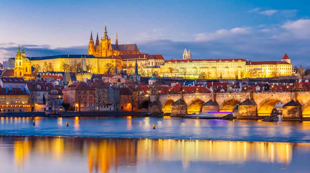 Castelo de Praga todo iluminado, visto da água