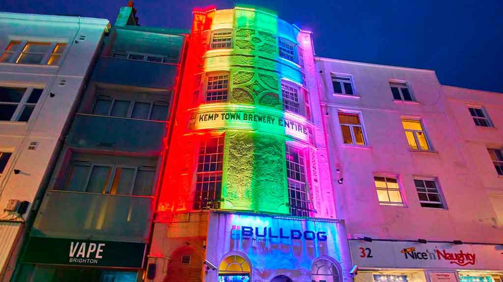 Brighton LGBTQIA+: prédios iluminados no bairro de Kemptown