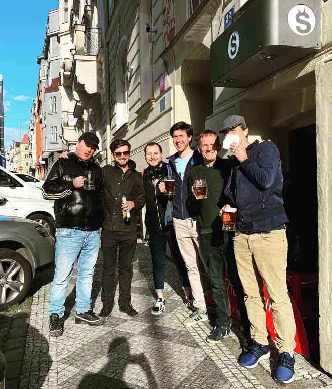 Praga LGBTQIA+: Fachada do Saints bar com frequentadores na frente