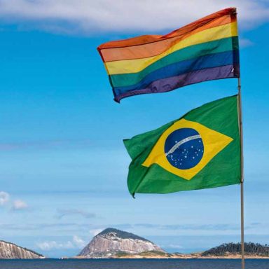Banderira do Brasil e bandeira LGBT