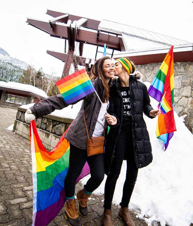 Mulheres segurando a bandeira LGBT 