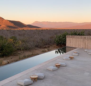 Piscina Paradero Todos Santos com vista para o deserto