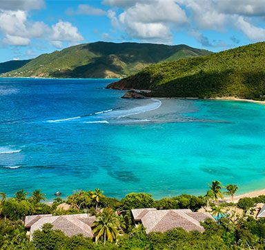 vista aérea da praia e vilas do Rosewood Little Dix Bay