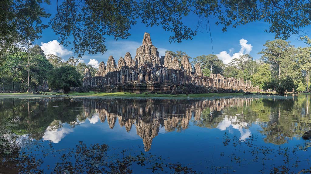 Templos de Angkor: Templo Bayon refletido em um lago