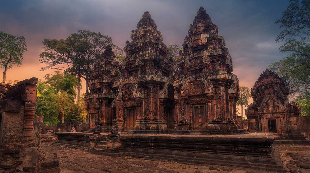Templos de Angkor: templo Banteay durante o pôr do sol 