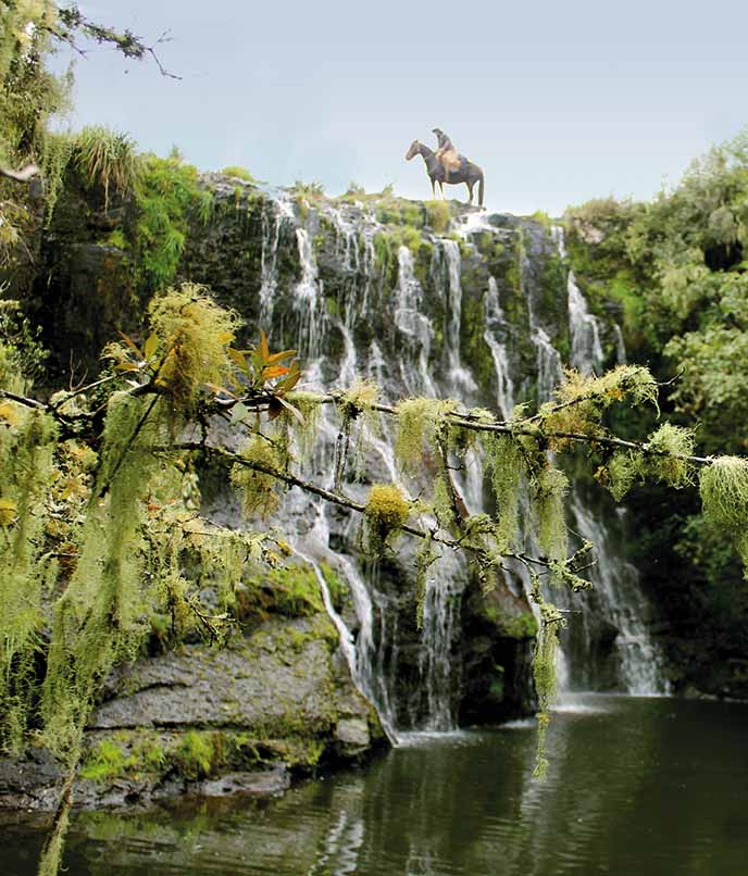 Cavalo e cavaleiro no topo de uma cachoeira