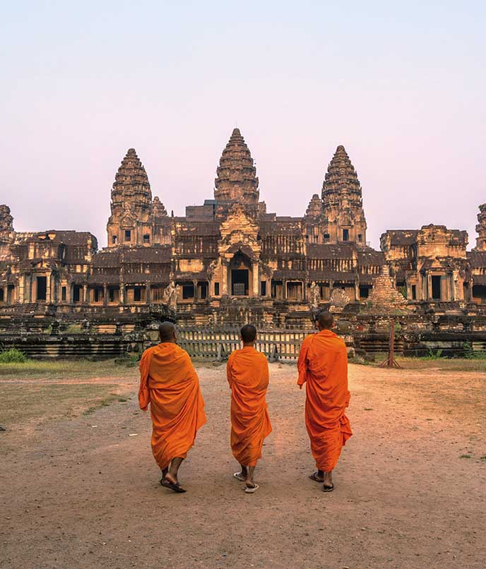 Templos de Angkor: monges a caminho do Angkor Wat
