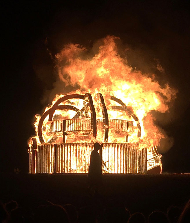 estrutura de madeira sendo queimada no afrikaburn