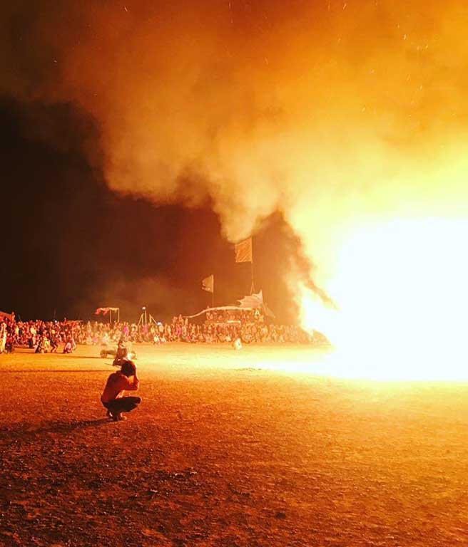 pessoa fotografando o fogo do afrikaburn