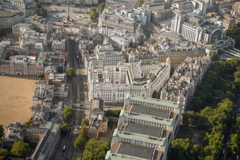 Os prédios históricos que cercam o novo hotel em Londres Raffles London at the OWO