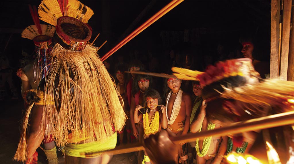 Dentro da oca, no Xingu, durante o ritual Jawari