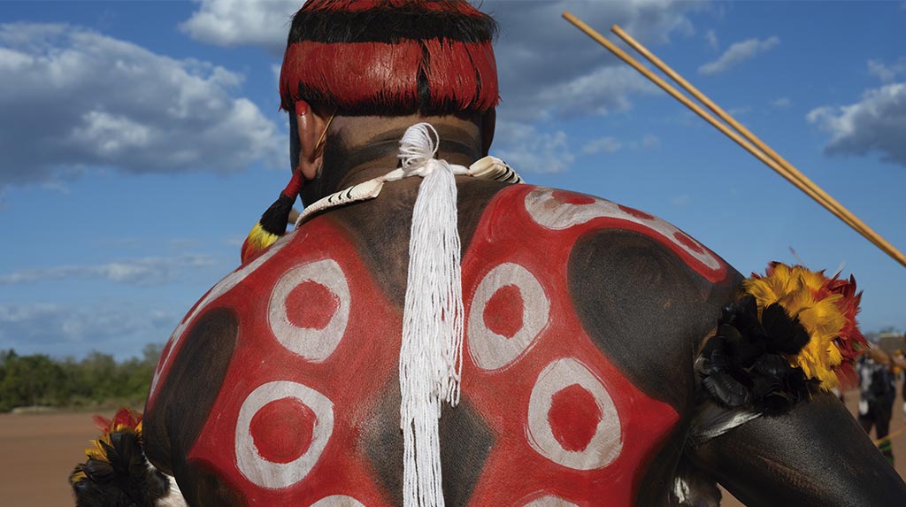 Pintura corporal em uma viagem ao Xingu