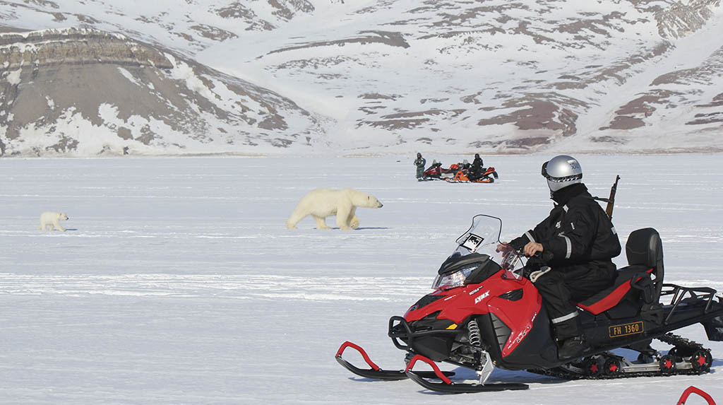 Snowmobiles em Svalbard na Noruega