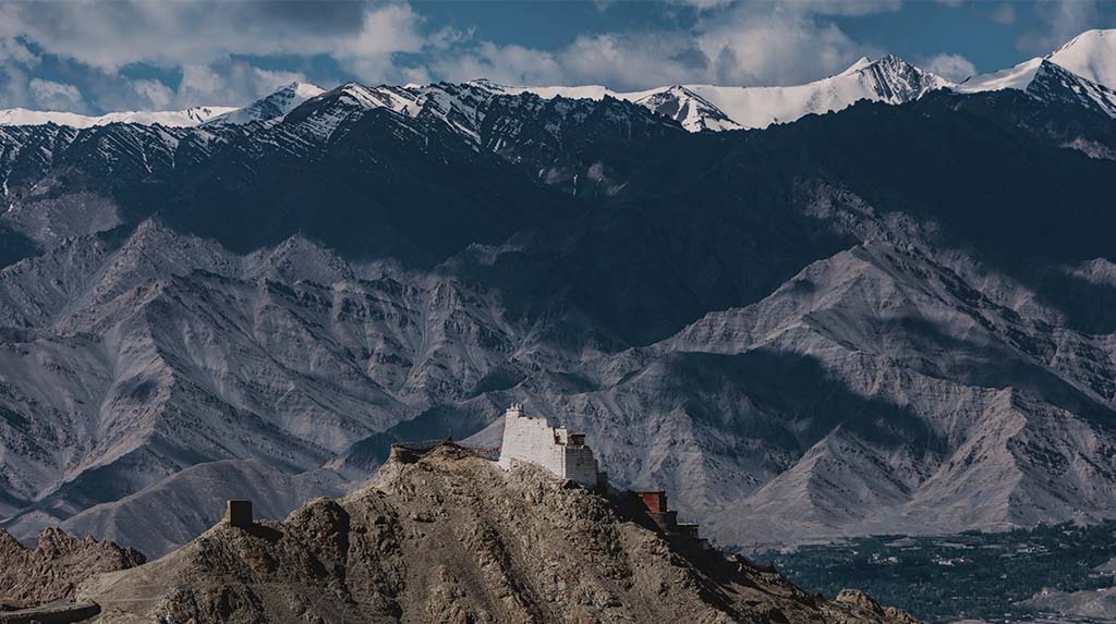 Vista de Leh em Ladakh, Índia, o budismo tibetano e o autoconhecimento nos Himalaias indianos