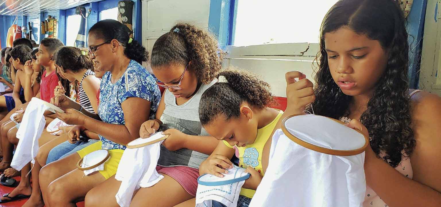 Crianças e jovens da Coleção Karandash, em Alagoas