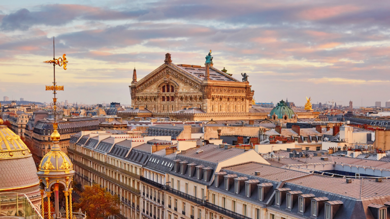 A Opera de Paris com a silhueta da cidade