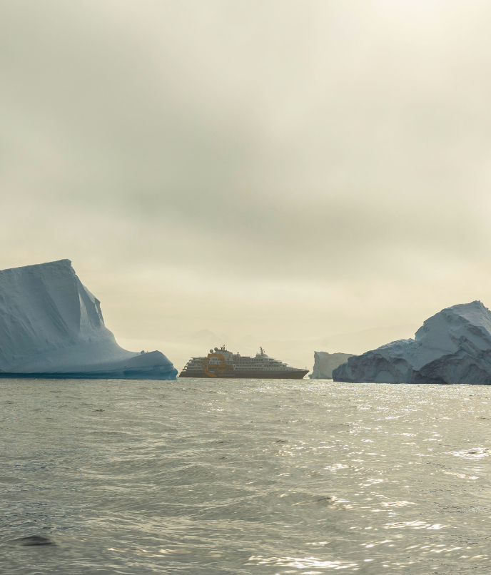 Na Antártica: compare o tamanho do barco entre os incríveis icebergs