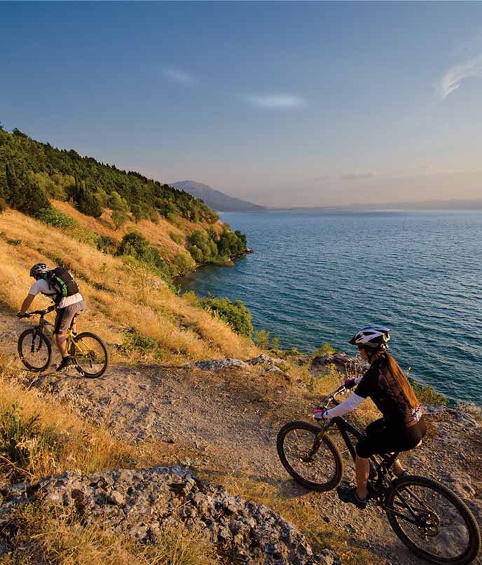 Mediterrâneo LGBTQIAN+ passeio as margens do Lago Ohrid na Macedonia do Norte