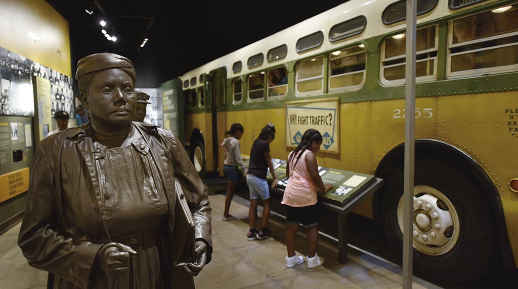 Monumento a Rosa Parks no Circuito dos Direitos Civis por Taís Araujo e Lázaro Ramos