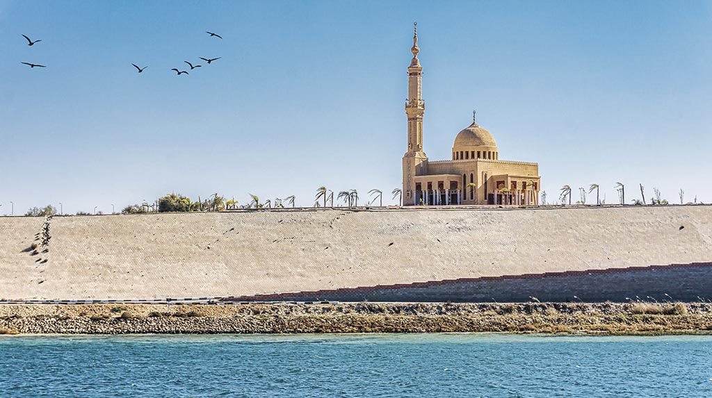 Viagem de navio pelo SH Diana: mesquita no deserto do Canal de Suez