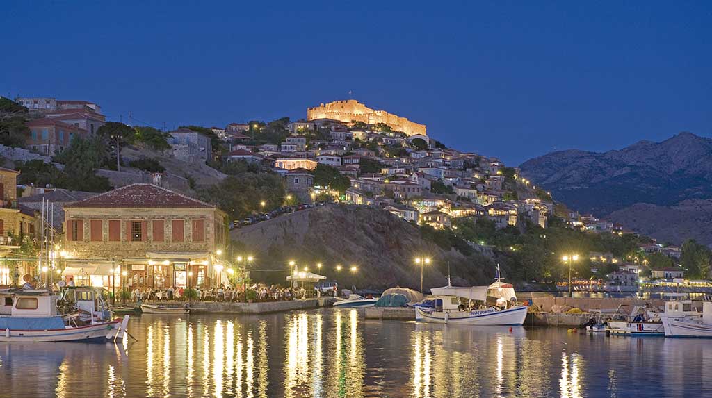 Mediterrâneo LGBTQIAN+ o porto de Molyvos na ilha de Lesbos