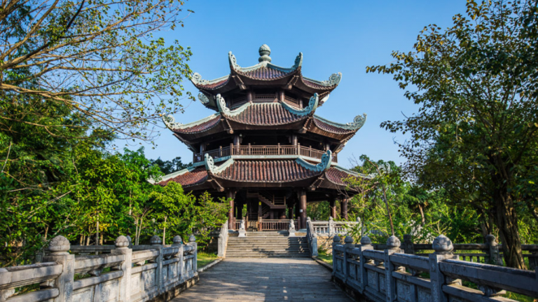 O Pagode Bái Đính em Ninh Bình é o maior complexo budista do Vietnã.