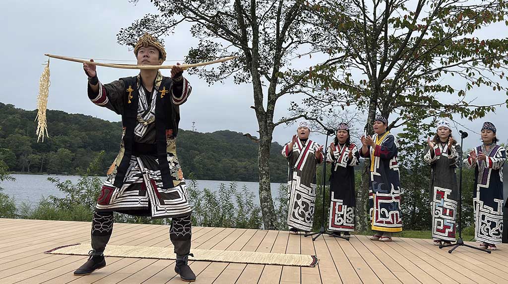 Ilha de Hokkaido dança no Upopoy Museu Nacional Ainu