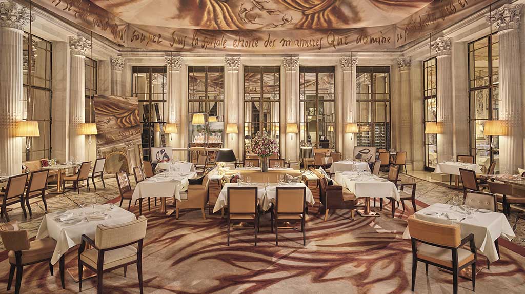 O salão do restaurante de luxo em Paris, próximo ao lobby do hotel Le Meurice