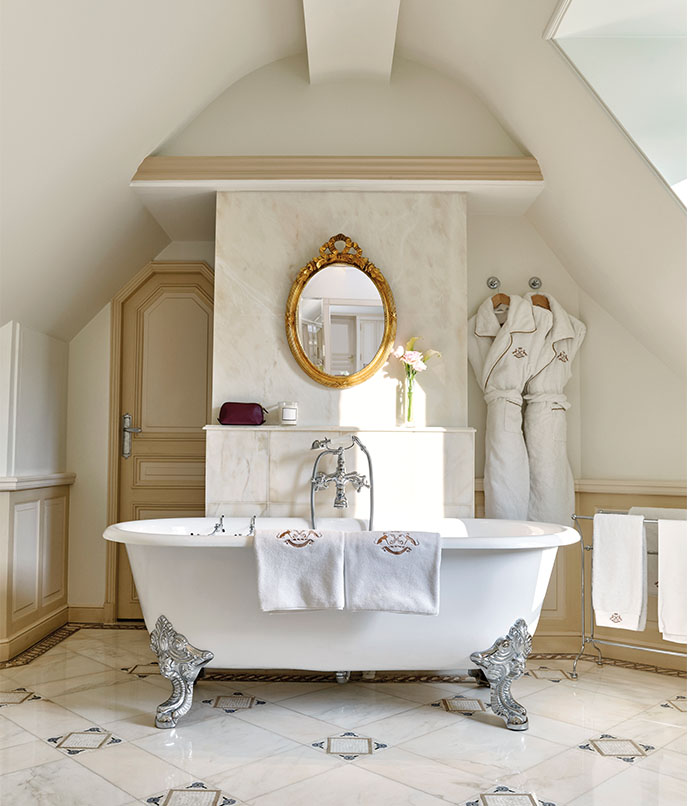 Hotel de luxo em Paris: a sala de banho da suíte La Parisienne, do Le Meurice