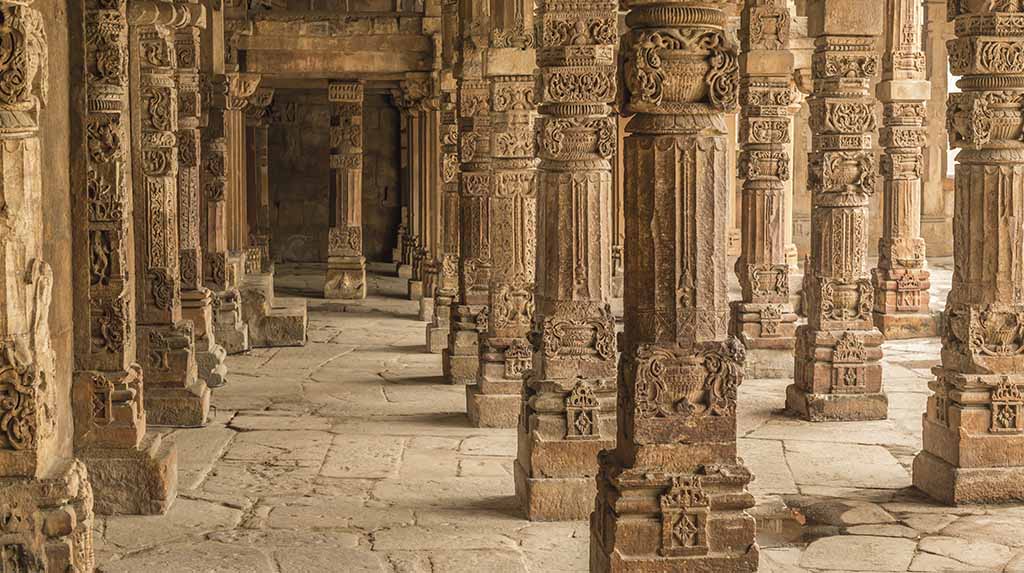 As colunas esculpidas do sítio arqueológico de Qutab Minar, em Délhi