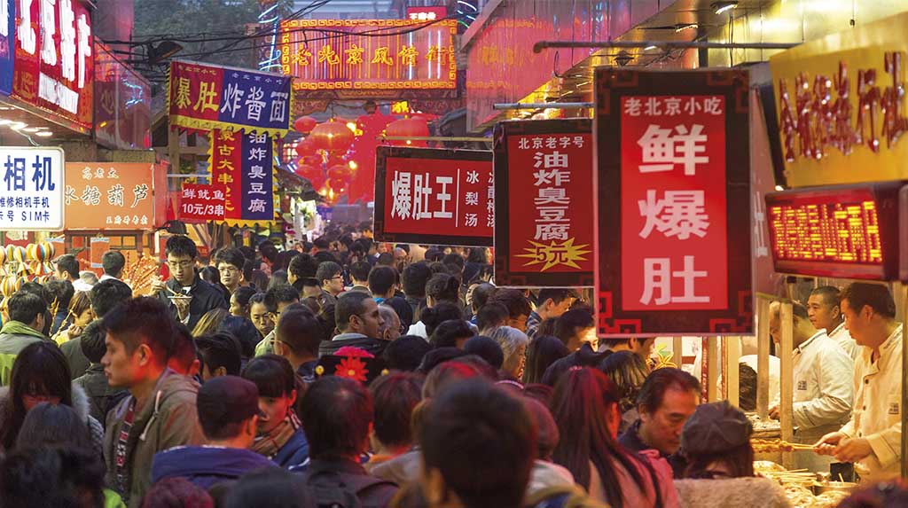 Viagem à China: o intenso movimento no mercado noturno de Donghuamen