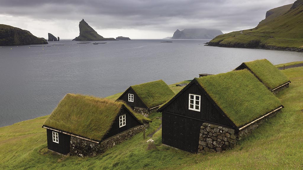 Viagem às Ilhas Faroé: casas com telhado de grama em Bøur