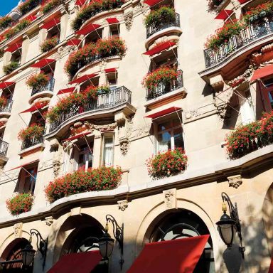 Fachada do Plaza Athénée em Paris, um hotel de luxo em plena sofisticação da Avenida Montagne, em Paris