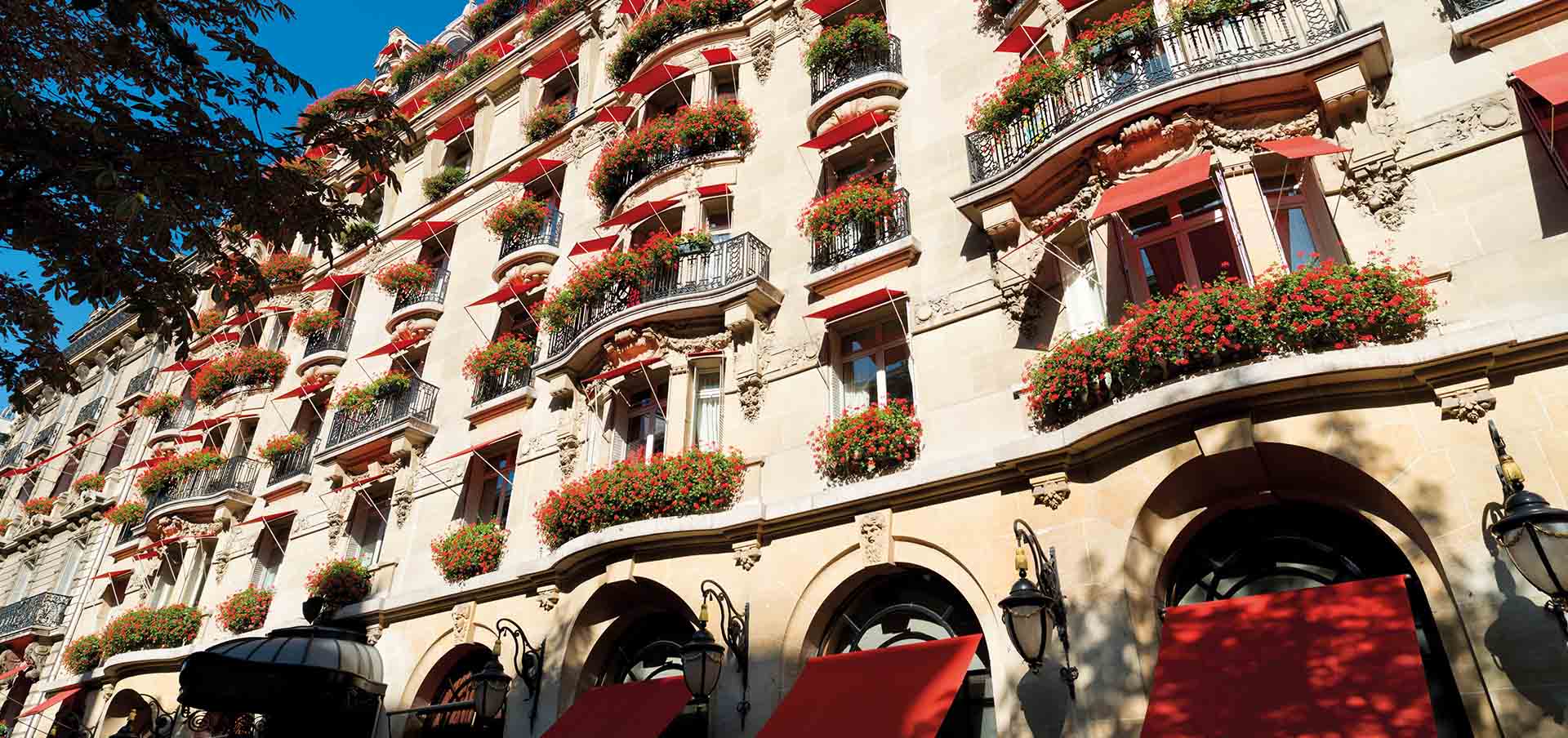 Fachada do Plaza Athénée em Paris, um hotel de luxo em plena sofisticação da Avenida Montagne, em Paris