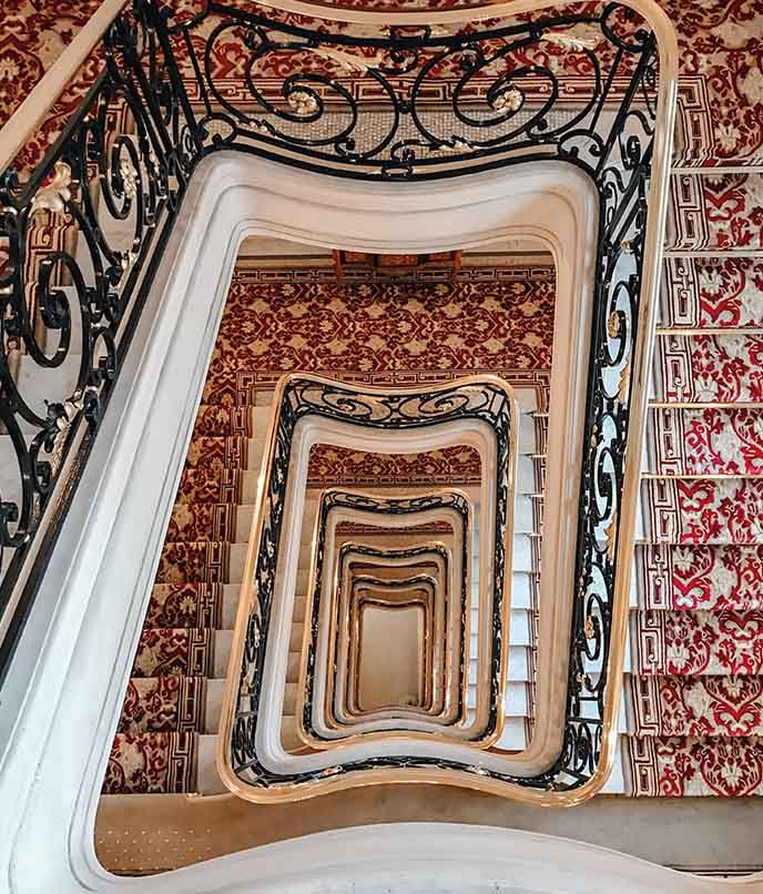 Hotel de luxo em Paris: o Plaza Athénée e sua emblemática escadaria