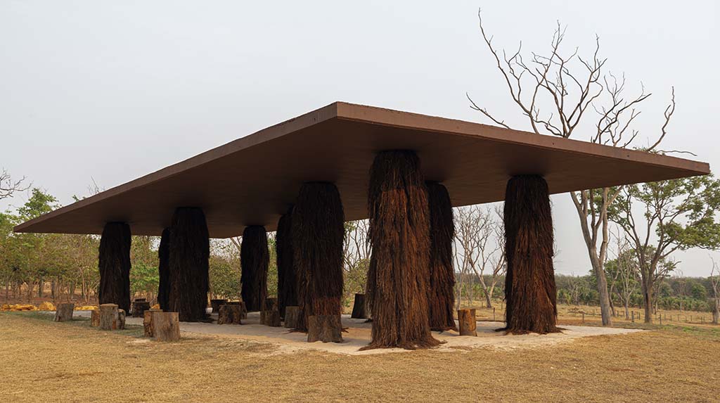 O novo Parque Campana em Brotas: o  Pavilhão Alice, feito de concreto, colunas de piaçava e areia,