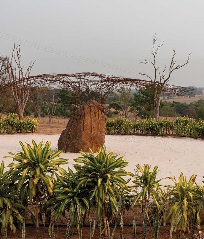 Parque Campana em Brotas: o Jardim Denise contém plantas aromáticas, que rodeiam uma escultura de pedra e ferro