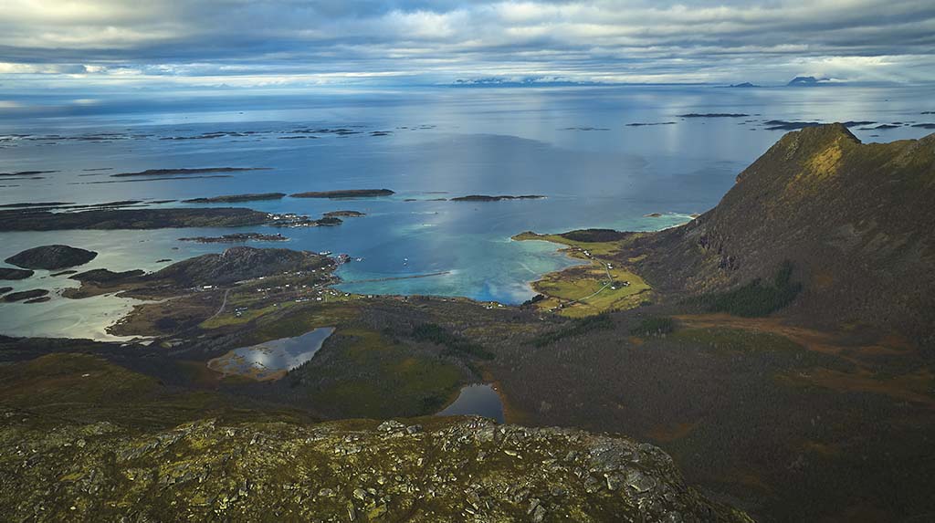 Vista aérea da Ilha de Manshausen e da Baía de Nordskot