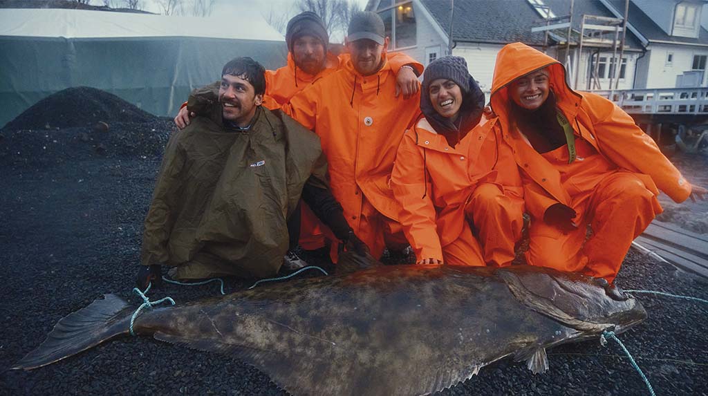 Noruega: O grupo com o alabote de 85 kg pescado no passeio