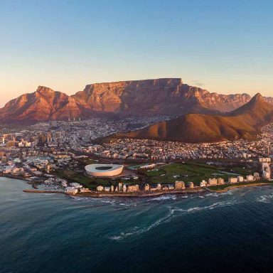 Paisagem da Cidade do Cabo ao entardecer, vista do mar com a Table Mountain ao fundo
