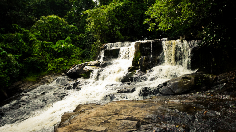 Piscinas naturais formadas pelas quedas d’água de Kpatawee, Libéria