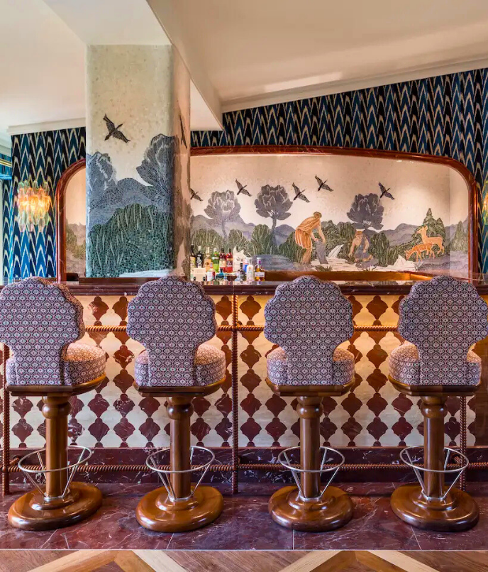 Padrões vibrantes no bar do Casa Monti