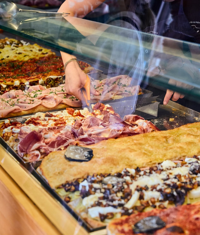 O balcão da pizzaria Pizzarium, em Roma, com pizza al taglio