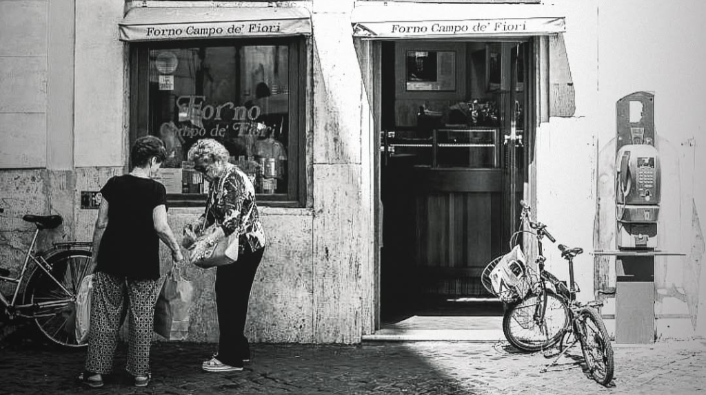 A fachada da padaria romana Forno Campo de’ Fiori e o ritual da manhã na praça