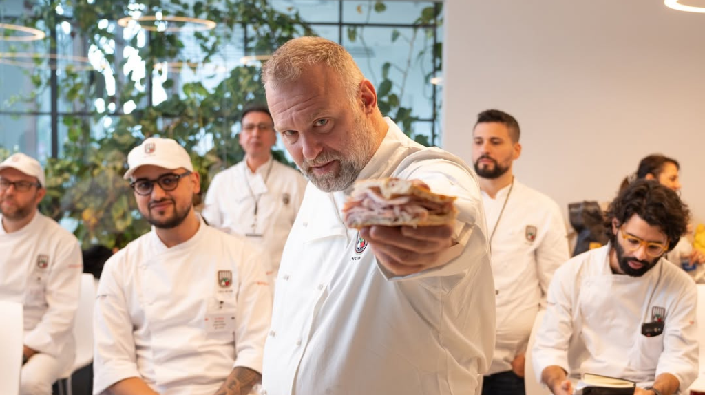 Gabriele Bonci, o "Michelangelo da Pizza", à frente da Pizzarium, em Roma