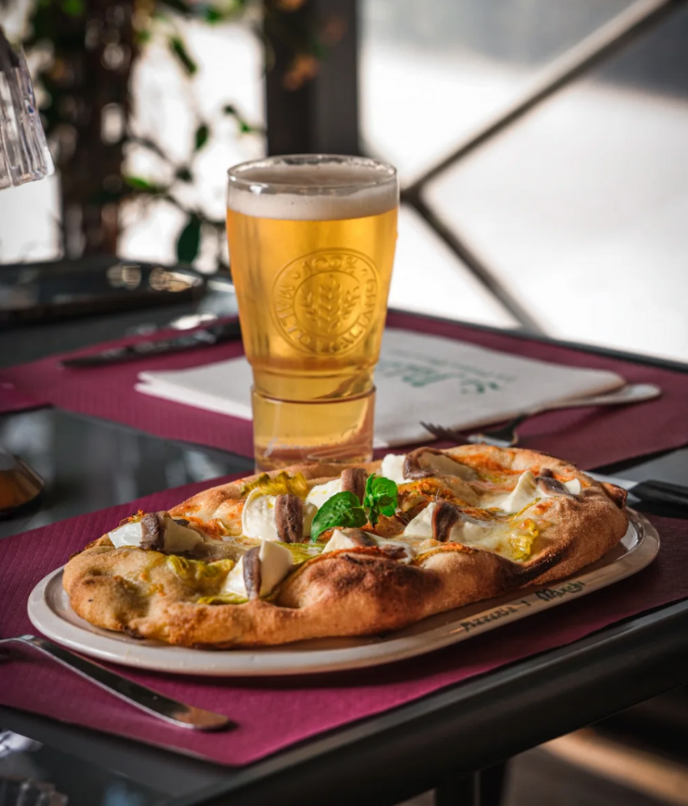 Pinsa de flor de abobrinha e aliche da La Pratolina, em Roma